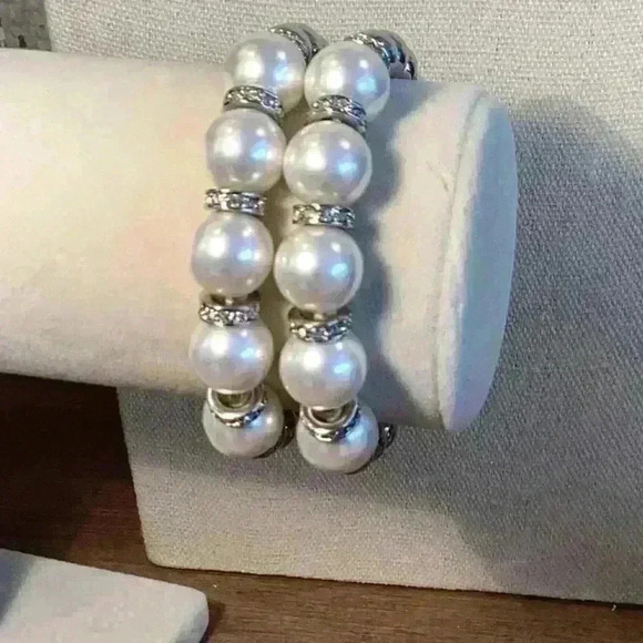 Vintage Stretch Bracelet - white and silver, Glass and Acrylic Beads - Set of 2 - Picture 3 of 5